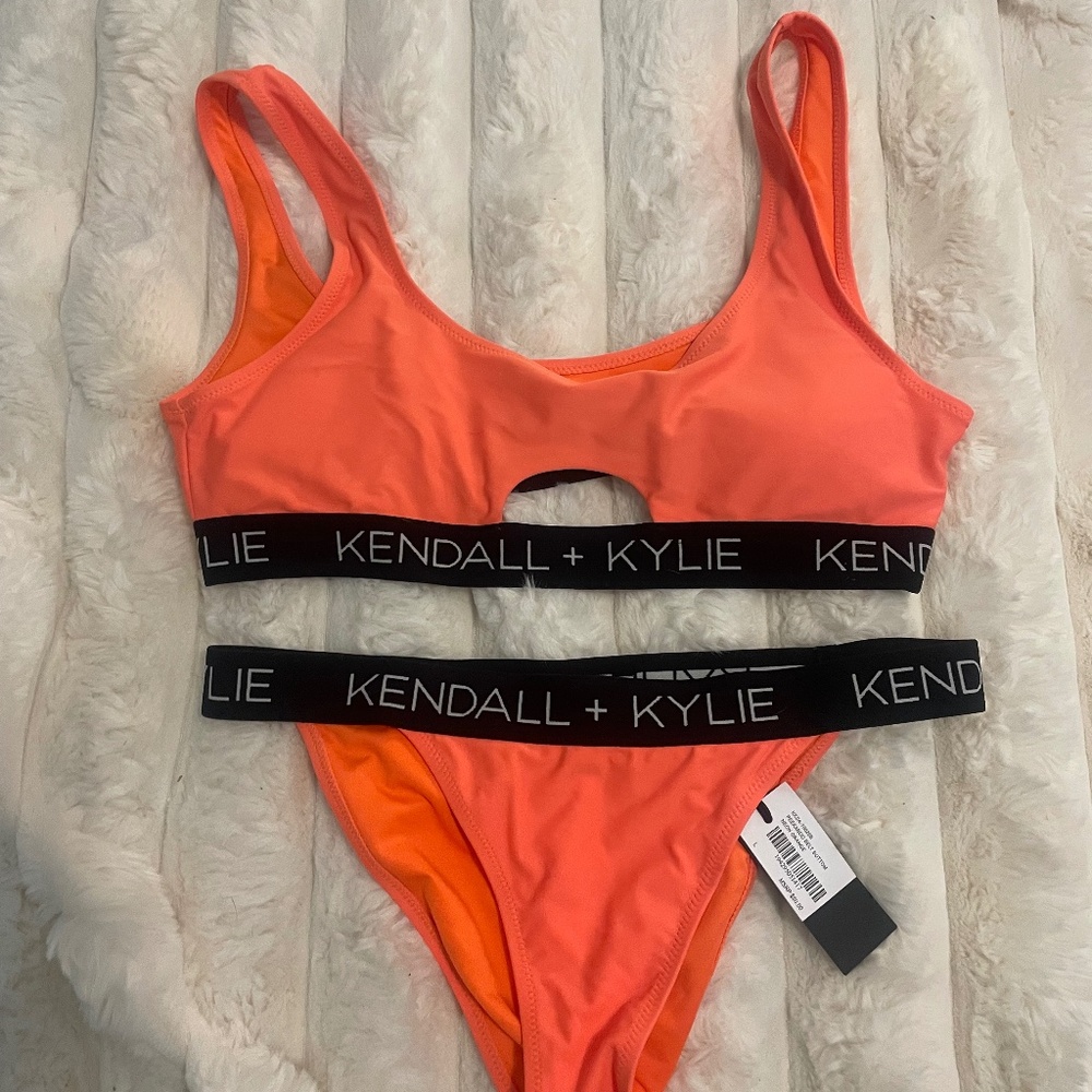 Kendall and Kylie bikini